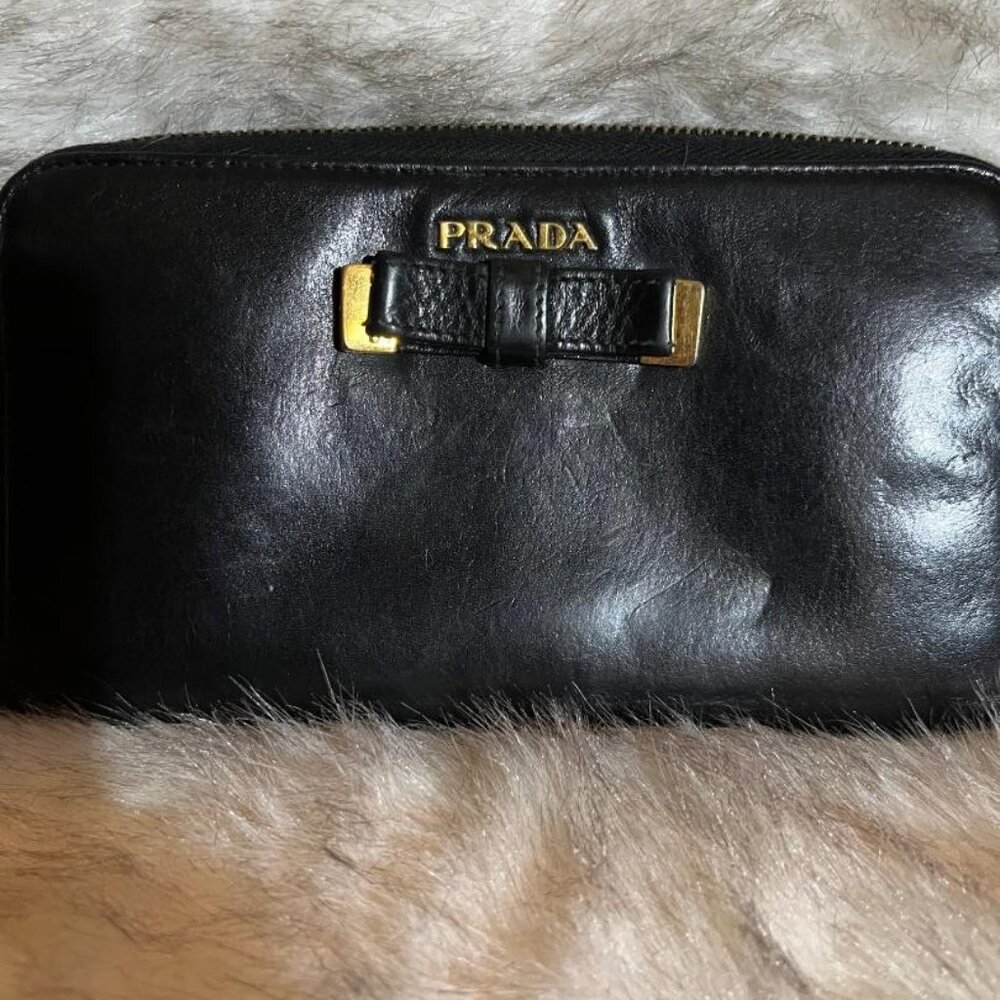 AUTHENTIC PRADA LEATHER RIBBON WALLET!   COMES WITH A COA.